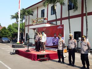 Kapolda Metro Pimpin Pembagian Bansos Sembako di Depok