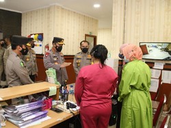 Kapolri Cek Pelayanan di RS Polri dan Beri Bansos ke Nakes