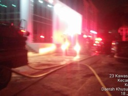 17 Unit Mobil Damkar Dikerahkan Padamkan Kebakaran di Kantor BPOM