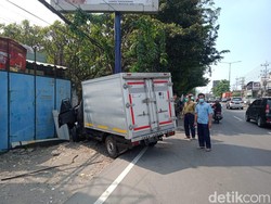 Mobil Boks Tabrak Tiang Reklame di Sidoarjo, Sopirnya Tewas