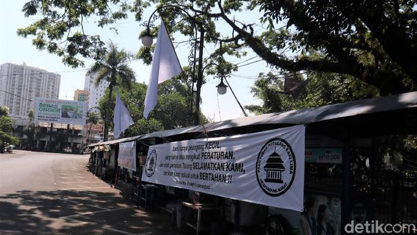 Kibarkan Bendera Putih, PKL Bandung Tolak PPKM Darurat Diperpanjang