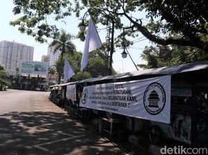 Kibarkan Bendera Putih, PKL Bandung Tolak PPKM Darurat Diperpanjang