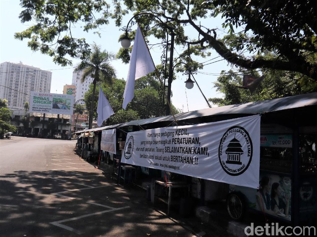 Kibarkan Bendera Putih, PKL Bandung Tolak PPKM Darurat Diperpanjang Kibarkan Bendera Putih, PKL Bandung Tolak PPKM Darurat Diperpanjang