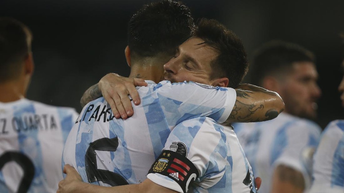 Leandro Paredes dan Lionel Messi berpelukan usai membawa Argentina juara Copa America 2021. (Foto: Getty Images/Wagner Meier)