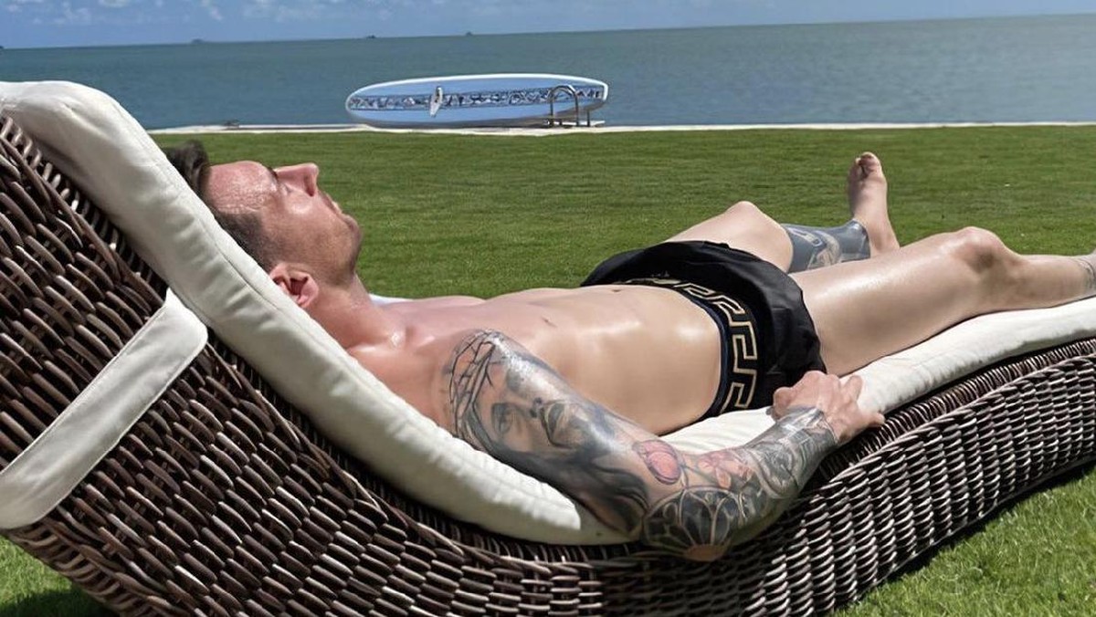 Lionel Messi liburan musim panas di Miami, Florida. (Foto: Twitter @barcacentre)