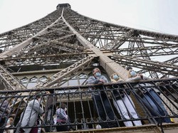 Turis Wajib Tunjukkan Kartu Kesehatan di Eiffel, Cara Dapatnya Gampang kok