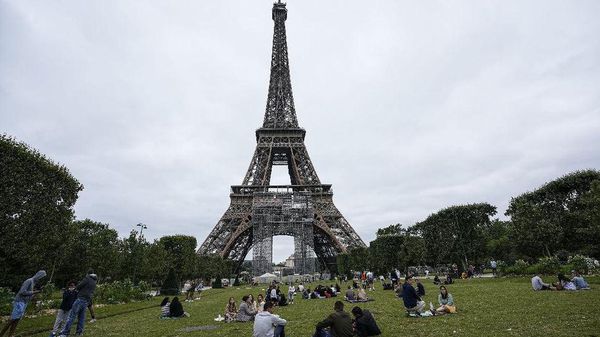 Foto: Ramainya Menara Eiffel Pertama Saat Pertama Dibuka