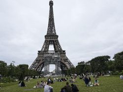 Bendera Sebesar Lapangan Bola di Eiffel Mau Sambut Olimpiade 2024