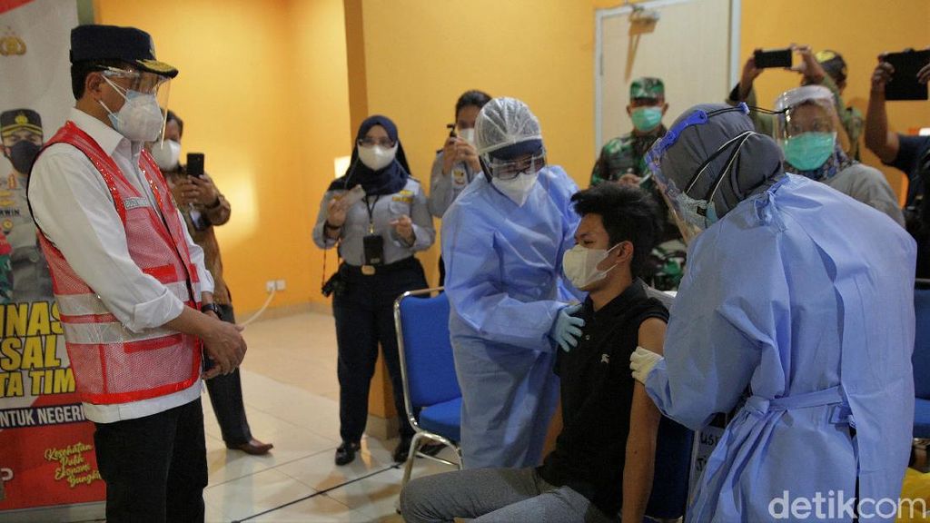 Menhub Budi Karya Kunjungi Sentra Vaksin di Terminal Pulo Gebang