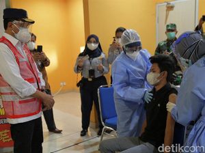 Menhub Budi Karya Kunjungi Sentra Vaksin di Terminal Pulo Gebang