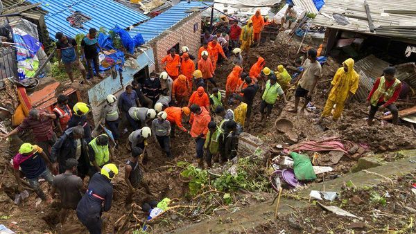 Momen Evakuasi Korban Longsor di Permukiman Kumuh India