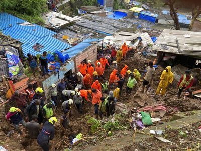 Momen Evakuasi Korban Longsor di Permukiman Kumuh India