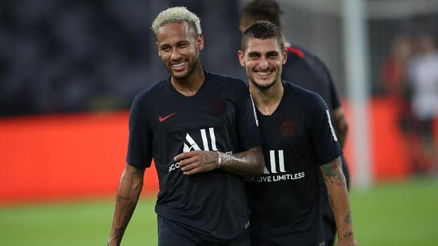SHENZHEN, CHINA - AUGUST 02:  Neymar Jr of Paris Saint-Germain talk with Leandro Paredes during the training session ahead of the French Trophy of Champions football match between Rennes and Paris Saint-Germain at Shenzhen Universiadg Sports Center stadium on August 2, 2019 in Shenzhen, China.  (Photo by Lintao Zhang/Getty Images)