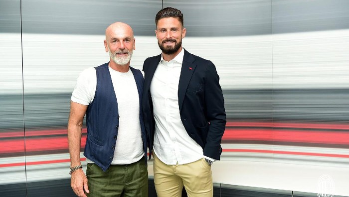 Olivier Giroud bersama pelatih AC Milan, Stefano Pioli, dalam pengumuman bergabungnya sang pemain ke San Siro, Sabtu 17 Juli 2021.