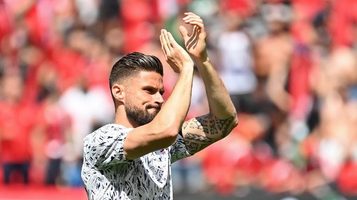 BUDAPEST, HUNGARY - JUNE 19: Olivier Giroud of France applauds the fans during the warm up prior to the UEFA Euro 2020 Championship Group F match between Hungary and France at Puskas Arena on June 19, 2021 in Budapest, Hungary. (Photo by Tibor Illyes - Pool/Getty Images)