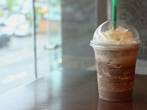 Wanita Ini Menahan Tangis Saat Pesan Menu Kopi Galau