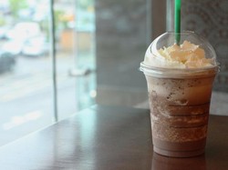 Wanita Ini Menahan Tangis Saat Pesan Menu Kopi Galau