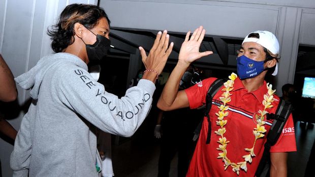 Peselancar Rio Waida (kanan) disambut rekannya setibanya di Terminal Domestik Bandara Internasional I Gusti Ngurah Rai, Badung, Bali, Kamis (17/6/2021). Rio Waida yang sebelumnya mengikuti Surf City El Salvador ISA World Surfing Games 2021 dinyatakan lolos kualifikasi dan akan tampil mewakili Indonesia pada Olimpiade Tokyo. ANTARA FOTO/Fikri Yusuf/hp