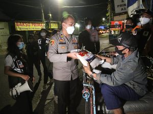 Patroli Skala Besar Sambil Bagikan Bantuan Beras di Surabaya