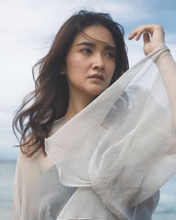 Disela kesibukannya sebagai aktris Nadya Arina tetap mementingkan pendidikan, pasalnya setelah lulus dari bangku sekolah. Nadya melanjutkan pendidikan di bangku kuliah jurusan hukum