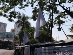 Tolak PPKM Darurat Diperpanjang, PKL di Bandung Pasang Bendera Putih