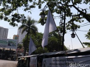 Tolak PPKM Darurat Diperpanjang, PKL di Bandung Pasang Bendera Putih Tolak PPKM Darurat Diperpanjang, PKL di Bandung Pasang Bendera Putih