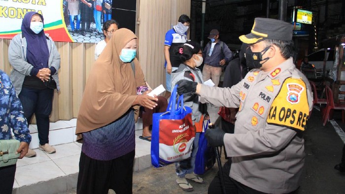 Dampak dari PPKM Darurat dirasakan pedagang kaki lima (PKL) dan pegiat seni jaranan. Polisi Kota Kediri memberikan sembako sebagai bantuan untuk meringankan kebutuhan hidup.