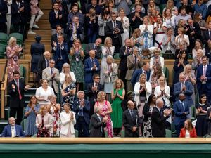 Sarah Gilbert, Peneliti Vaksin yang Dapat Standing Applause di Wimbledon Sarah Gilbert, Peneliti Vaksin yang Dapat Standing Applause di Wimbledon
