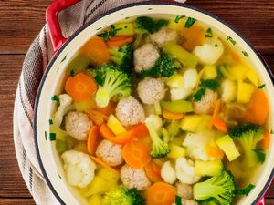 3 Resep Sup Bola-bola Daging Favorit Anak yang Gurih Kuahnya 3 Resep Sup Bola-bola Daging Favorit Anak yang Gurih Kuahnya