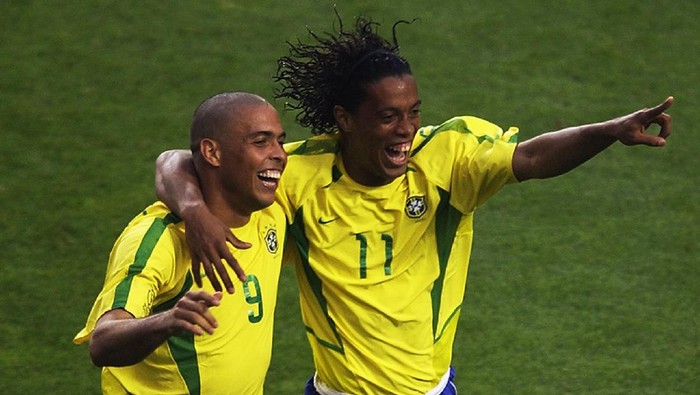 ULSAN - JUNE 3:  Ronaldo (left) of Brazil celebrates scoring the equalising goal against Turkey with team mate Ronaldinho during the Group C match of the World Cup Group Stage played at the Ulsan-Munsu World Cup Stadium, Ulsan, South Korea on June 3, 2002.  Brazil won the match 2-1. (Photo by Clive Brunskill/Getty Images)