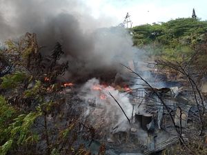 Tempat Penyulingan Minyak Tradisional di Bojonegoro Terbakar Tempat Penyulingan Minyak Tradisional di Bojonegoro Terbakar
