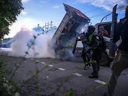 Demonstran Tuntut Sinovac Diganti, Polisi Thailand Tembakkan Gas Air Mata