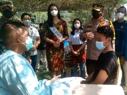 Warga Antusias Vaksinasi COVID-19, Polisi Pasuruan Kewalahan