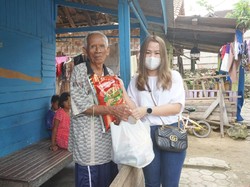 Viral Wanita Bagi-bagi Uang dari Mobil untuk Pedagang yang Terdampak PPKM