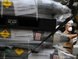 Antrean Warga di Rumah Dinas Gibran untuk Isi Ulang Oksigen Gratis