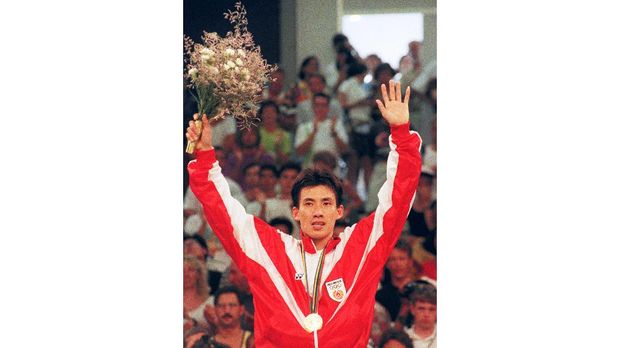 Alan Budikusuma Alan Budi Kusuma of Indonesia gestures on the podium after winning the men's singles badminton final match against Denmark's T.S. Lauridsen at the 1992 Olympic Games in Barcelona 04 August 1992. Kusuma won the event 18-14, 15-8 (Photo by ALBERTO MARTIN / AFP)