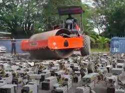 Ribuan Alat Penambangan Bitcoin Dilindas Pakai Stoom