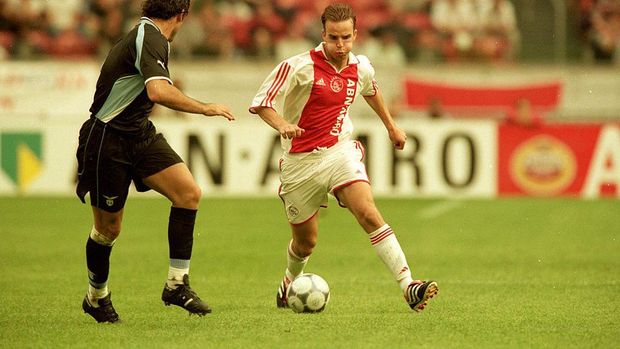 3 Aug 2000:  Andy van der Meyde of Ajax takes on the Lazio defence during the Pre-Season Friendly Tournament match at the Amsterdam ArenA, in Amsterdam, Holland. The match ended in a 0-0 draw.   Mandatory Credit: Shaun Botterill /Allsport