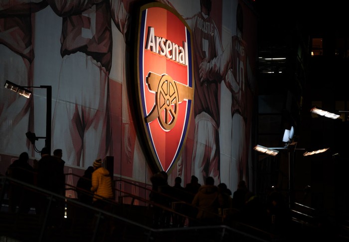 Arsenal, logo Arsenal LONDON, ENGLAND - DECEMBER 05: The logo of Arsenal FC is seen prior to the Premier League match between Arsenal FC and Brighton & Hove Albion at Emirates Stadium on December 05, 2019 in London, United Kingdom. (Photo by Mike Hewitt/Getty Images)