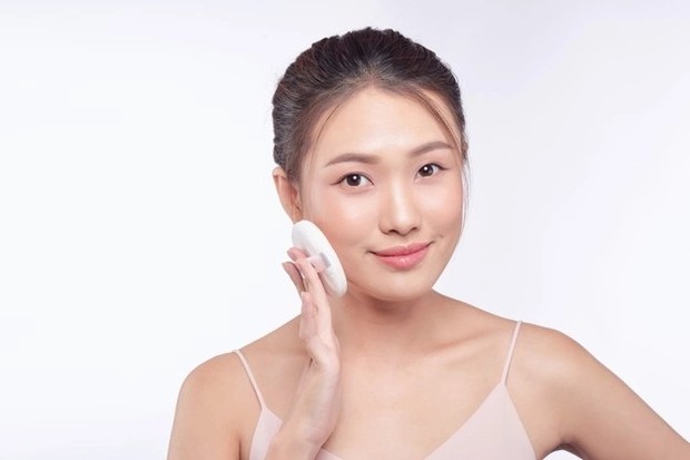 BB cushin menjadi pilihan base makeup simpel karena mudah dibaurkan/ Foto: Freepik.com