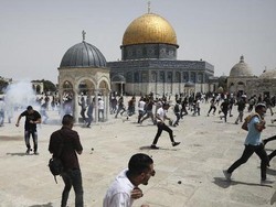Israel Usir Warga Palestina yang Tengah Salat Zuhur di Al-Aqsa