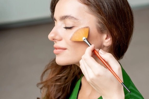 Blush on natural untuk makeup simpel yang mudah dibuat/ Foto: Freepik.com