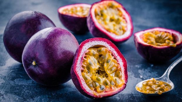 buah markisa ripe organic passion fruit on dark background