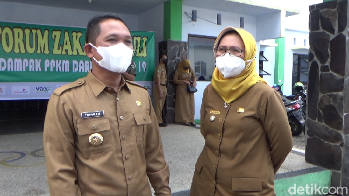 Bupati Lumajang Thoriqul Haq Bupati Lumajang Thoriqul Haq bersama wakilnya Indah Amperawati akan memberikan gaji mereka ke warga yang terdampak PPKM Darurat. Tak hanya gaji, tapi juga termasuk tunjangannya.