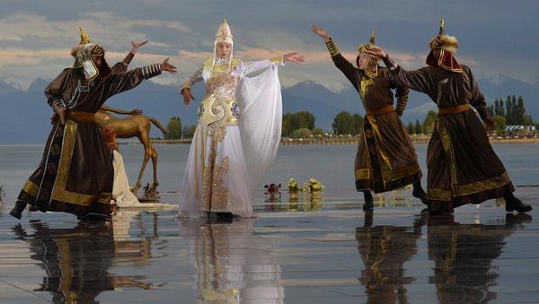 Danau Issyk Kul Kirgistan Jadi Karpet Merah Peragaan Busana