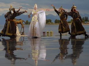 Danau Issyk Kul Kirgistan Jadi Karpet Merah Peragaan Busana