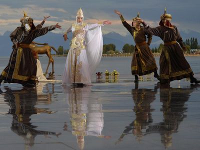 Danau Issyk Kul Kirgistan Jadi Karpet Merah Peragaan Busana