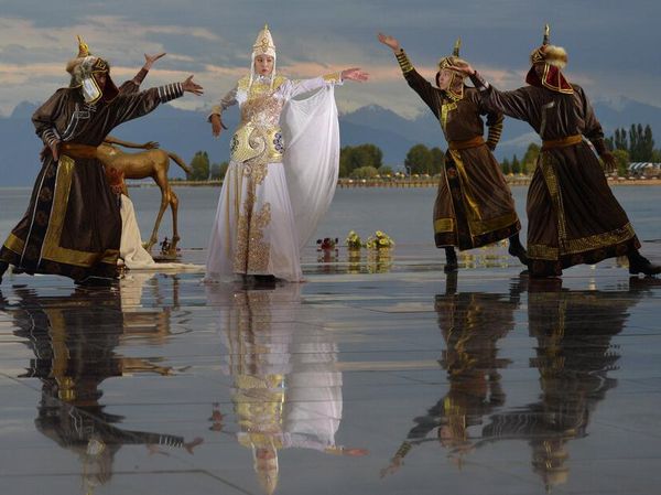 Danau Issyk Kul Kirgistan Jadi Karpet Merah Peragaan Busana