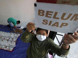 Mengintip Dapur Umum untuk Warga yang Dikarantina