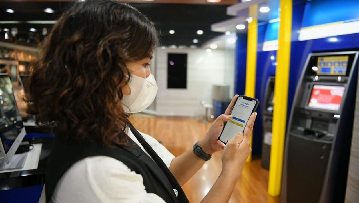Dorong Digital Banking Saat PPKM Darurat Seorang nasabah PT Bank Tabungan Negara (Persero) Tbk. sedang mengakses layanan mobile banking Bank BTN di Jakarta, Senin (19/7). Dalam rangka mendukung Pemerintah menekan laju penularan Covid-dengan Pemberlakuan Pembatasan Kegiatan Masyarakat (PPKM) yang masih terus diterapkan, Bank BTN mengoptimalkan layanan digital banking, seumpama mobile banking, internet banking serta ATM. Bank BTN juga memperbesar fitur Cardless Withdrawal, dimana nasabah sanggup menjalankan transaksi tarik tunai tanpa kartu di ATM, serta QRIS, fitur yang membuat lebih mudah nasabah bertransaksi dengan memindai QR Code lewat aplikasi mobile banking BTN. Jumlah transaksi mobile banking Bank BTN tercatat melambung sampai 52% yoy menjadi 65,62 juta transaksi pada bulan Juni 2021 atau naik dari 43,14 juta transaksi pada Juni 2020.